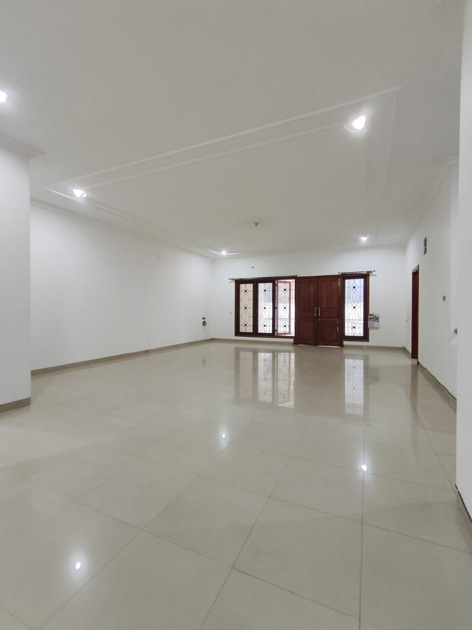 Dijual/Disewakan Rumah Mewah 2 Lantai di Villa Royal Pakuwon City Surabaya Timur - Image 1