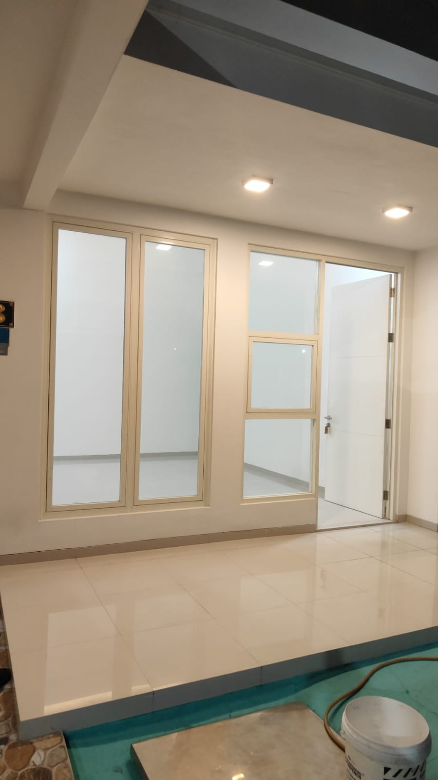 Dijual/Disewa Rumah 2,5 Lantai Jl Ngagel Jaya Tengah Surabaya Timur Siap Huni Luas Besar - Image 1