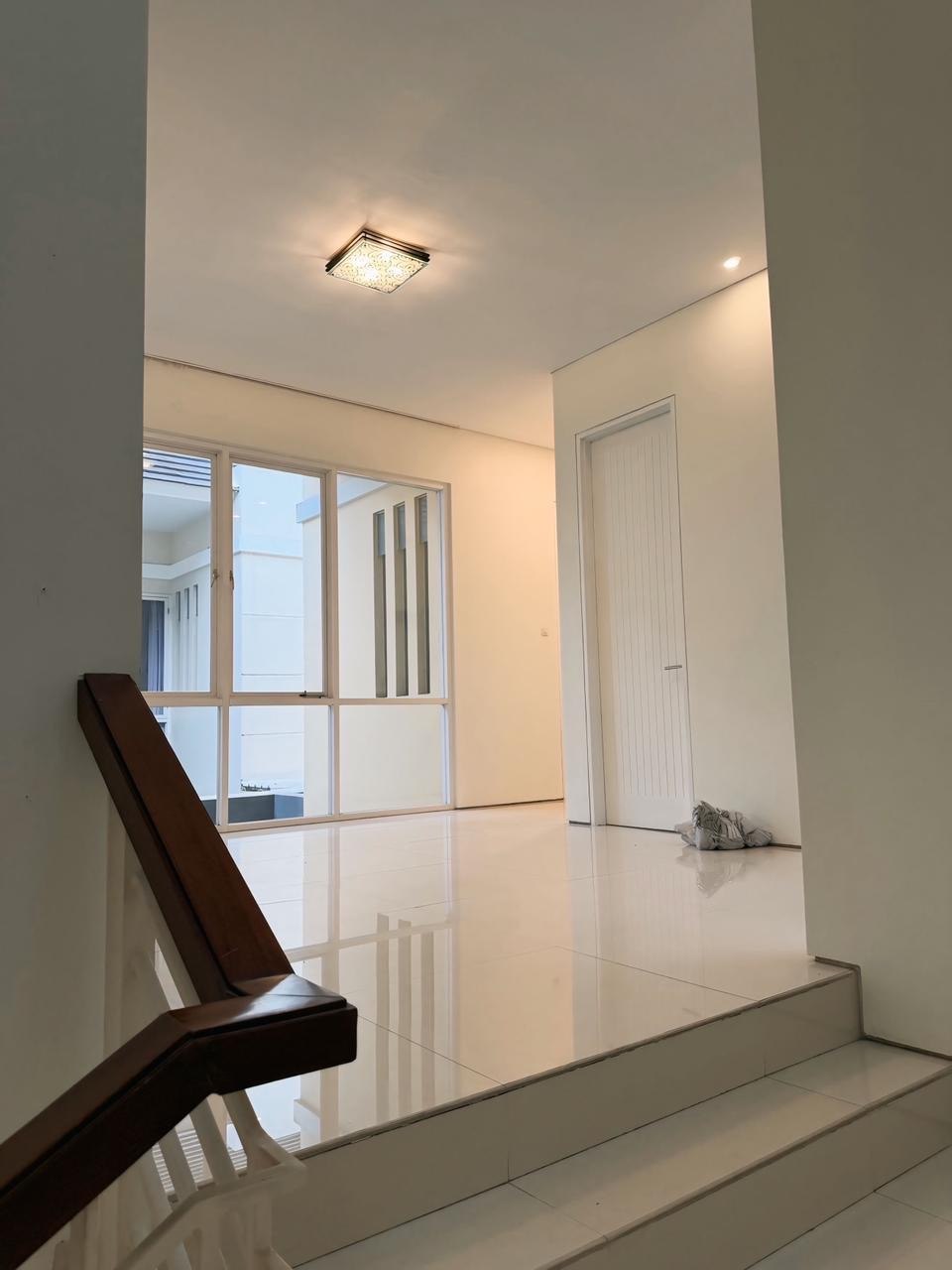 Dijual Rumah Premium Semi Furnished 2 Lantai Siap Huni di Royal Residence Surabaya Barat - Thumbnail 2