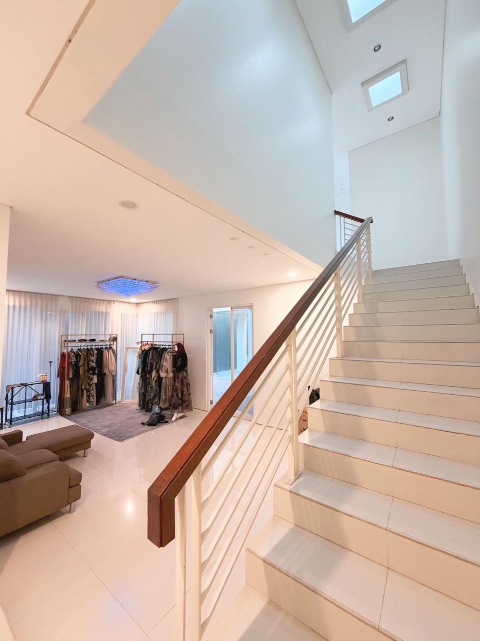 Dijual Rumah 2 Lantai Siap Huni Premium Semi Furnished Royal Residence Surabaya Barat - Thumbnail 2