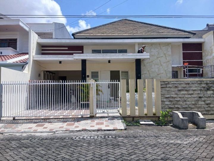 Disewakan Rumah Siap Huni di Jalan Manyar Tirtoasri Surabaya Timur - Image 1