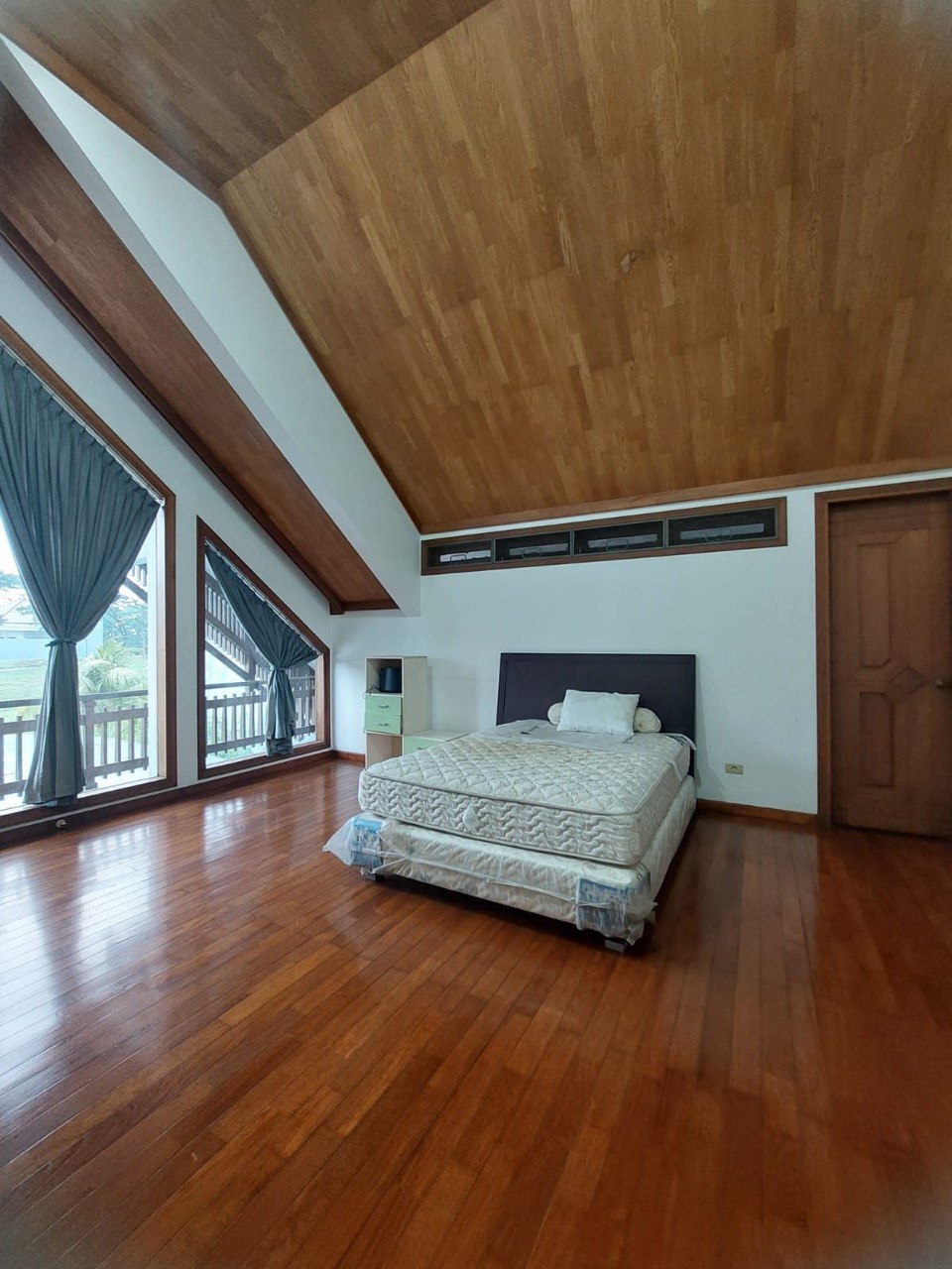 Dijual Rumah Mewah Rasa Villa Minimalis di Bukit Golf Surabaya Barat - Thumbnail 6