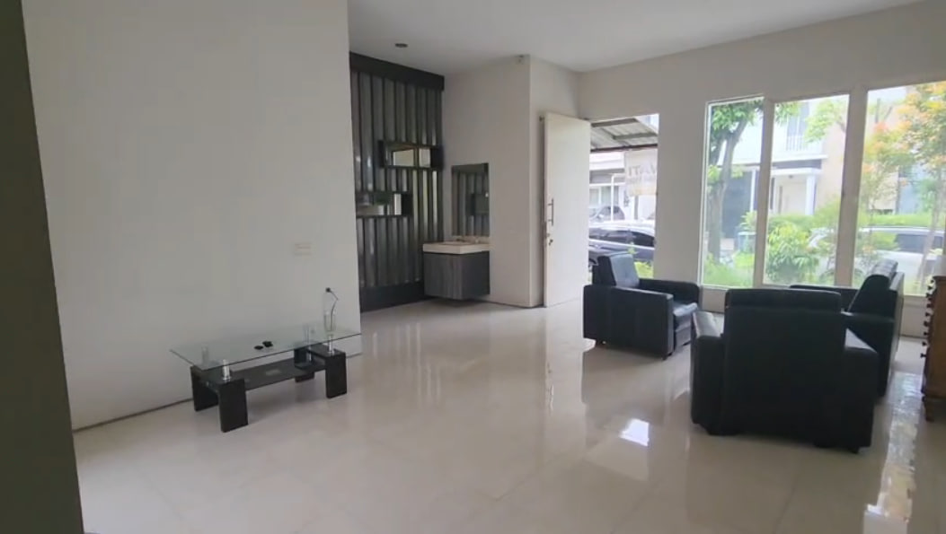 Disewakan Rumah 2 Lantai Ideal di Woodland Citraland Surabaya Barat - Image 1