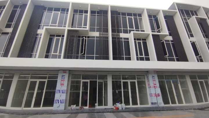 Disewakan 2 Ruko Jejer 3 Lantai Lokasi Strategis Cocok Untuk Usaha di North West Hill Surabaya Barat - Image 1