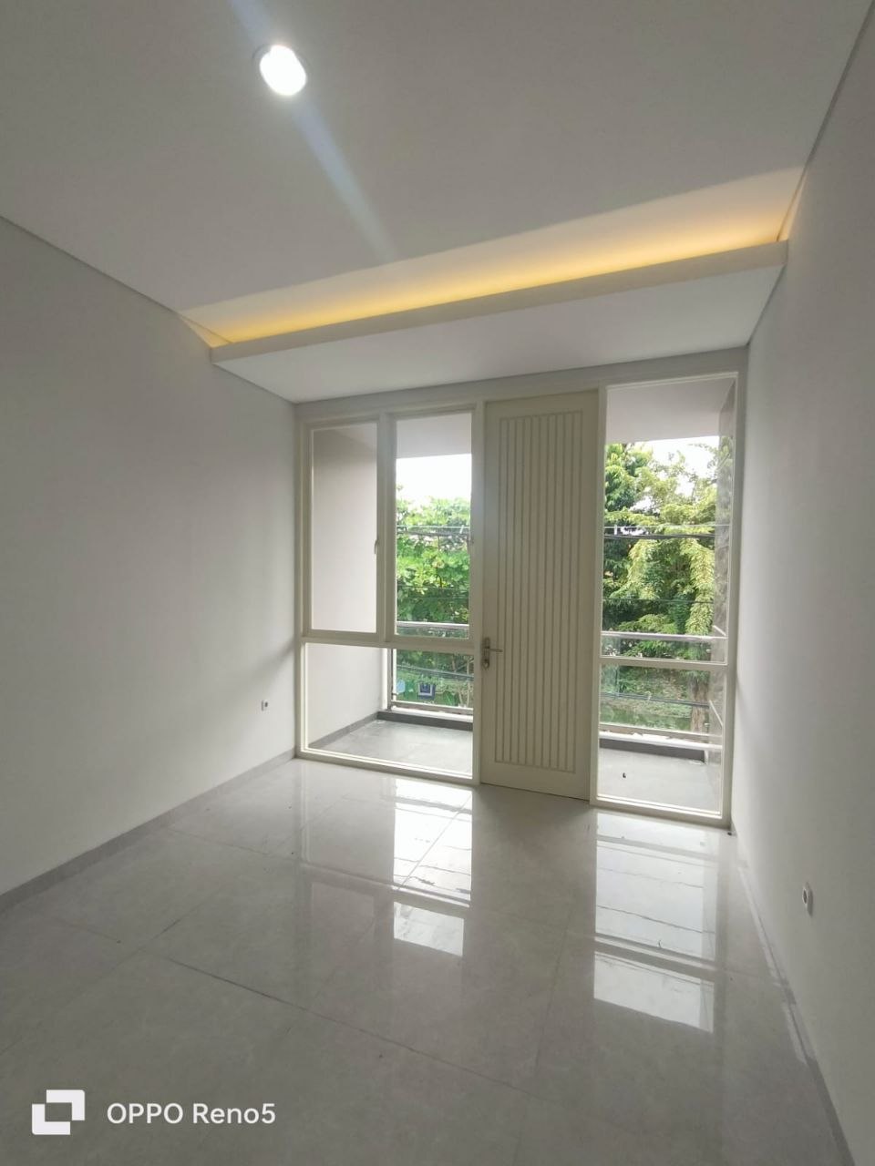 Dijual Rumah Modern 2 Lantai Siap Huni di Jalan Raya Manyar Tirtoyoso Surabaya Timur - Thumbnail 4