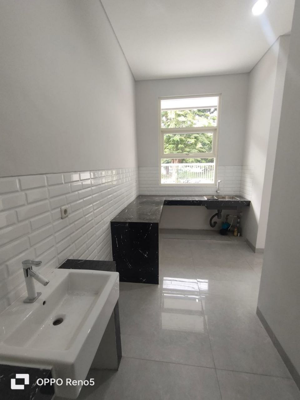Dijual Rumah Modern 2 Lantai Siap Huni di Jalan Raya Manyar Tirtoyoso Surabaya Timur - Thumbnail 6