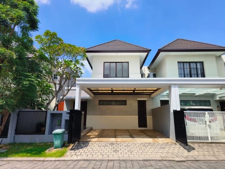 Dijual Rumah Mewah 2 Lantai Graha Natura plus Swimming Pool Lokasi Premium Surabaya Barat - Image 1