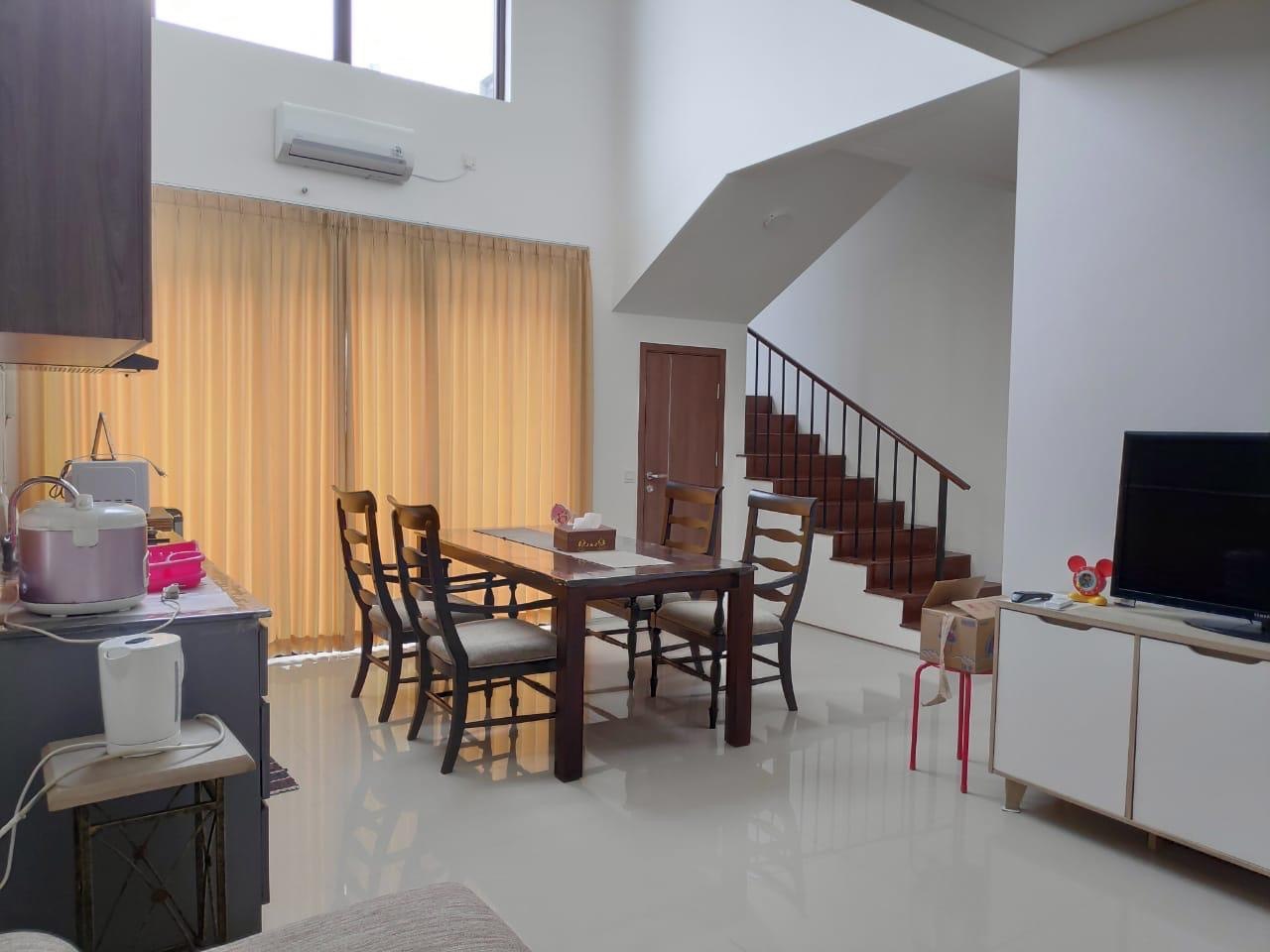 Disewakan Rumah 3 Lantai Full Furnish Siap Huni di Graha Natura Surabaya Barat - Image 1
