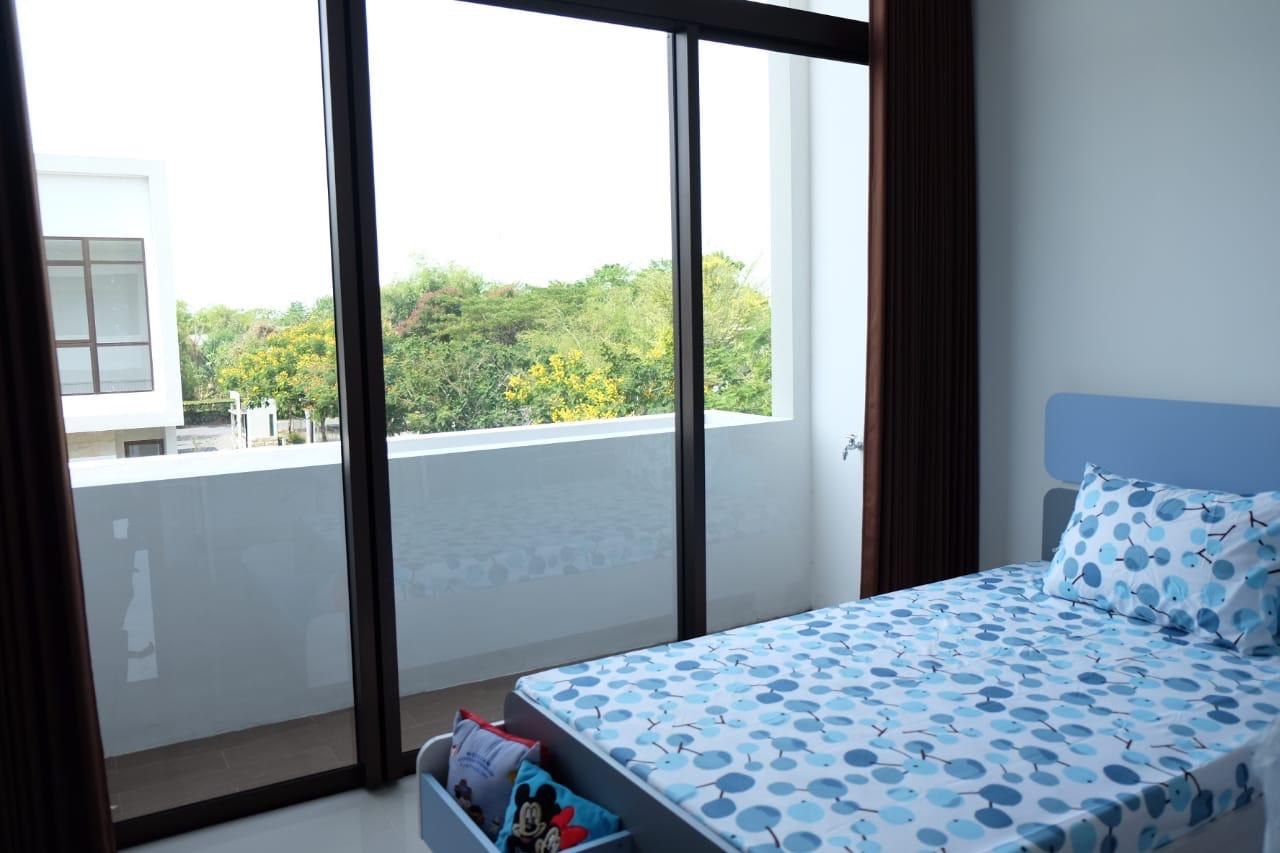 Disewakan Rumah 3 Lantai Full Furnish Siap Huni di Graha Natura Surabaya Barat - Thumbnail 4