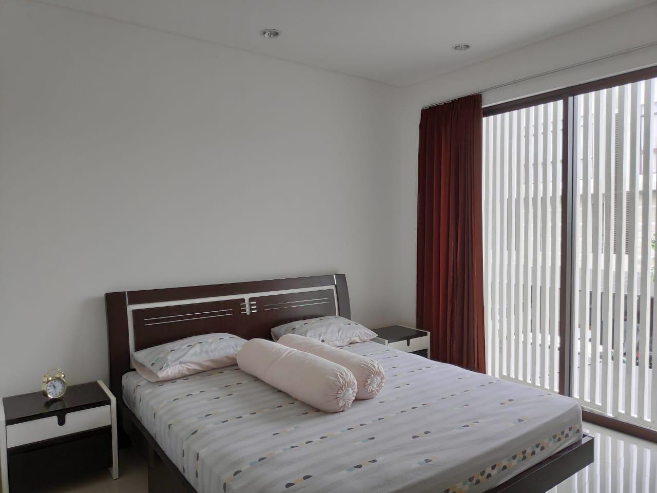 Disewakan Rumah 3 Lantai Full Furnish Siap Huni di Graha Natura Surabaya Barat - Thumbnail 6