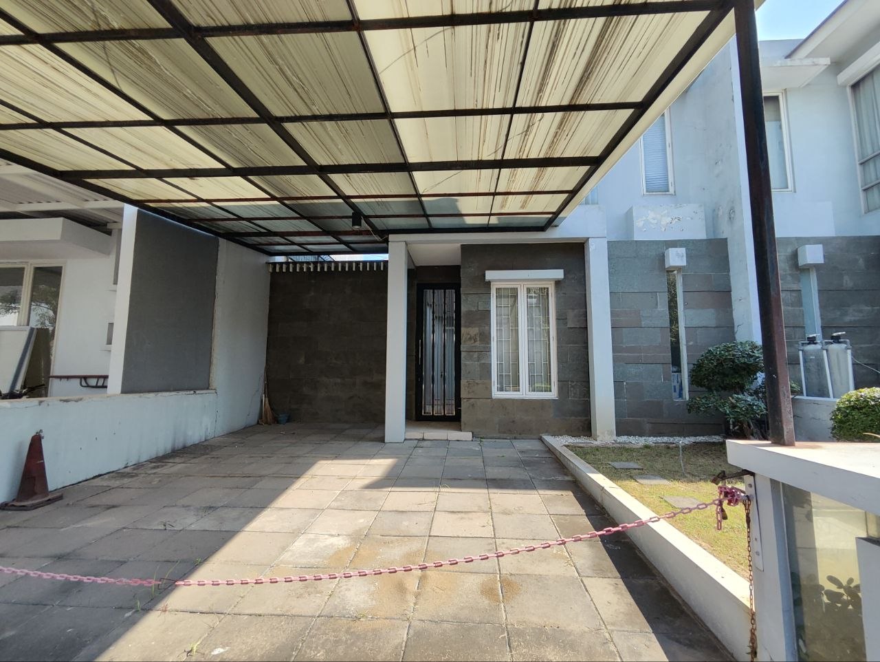 Disewakan Rumah Nyaman di Royal Residence Surabaya Barat - Image 1