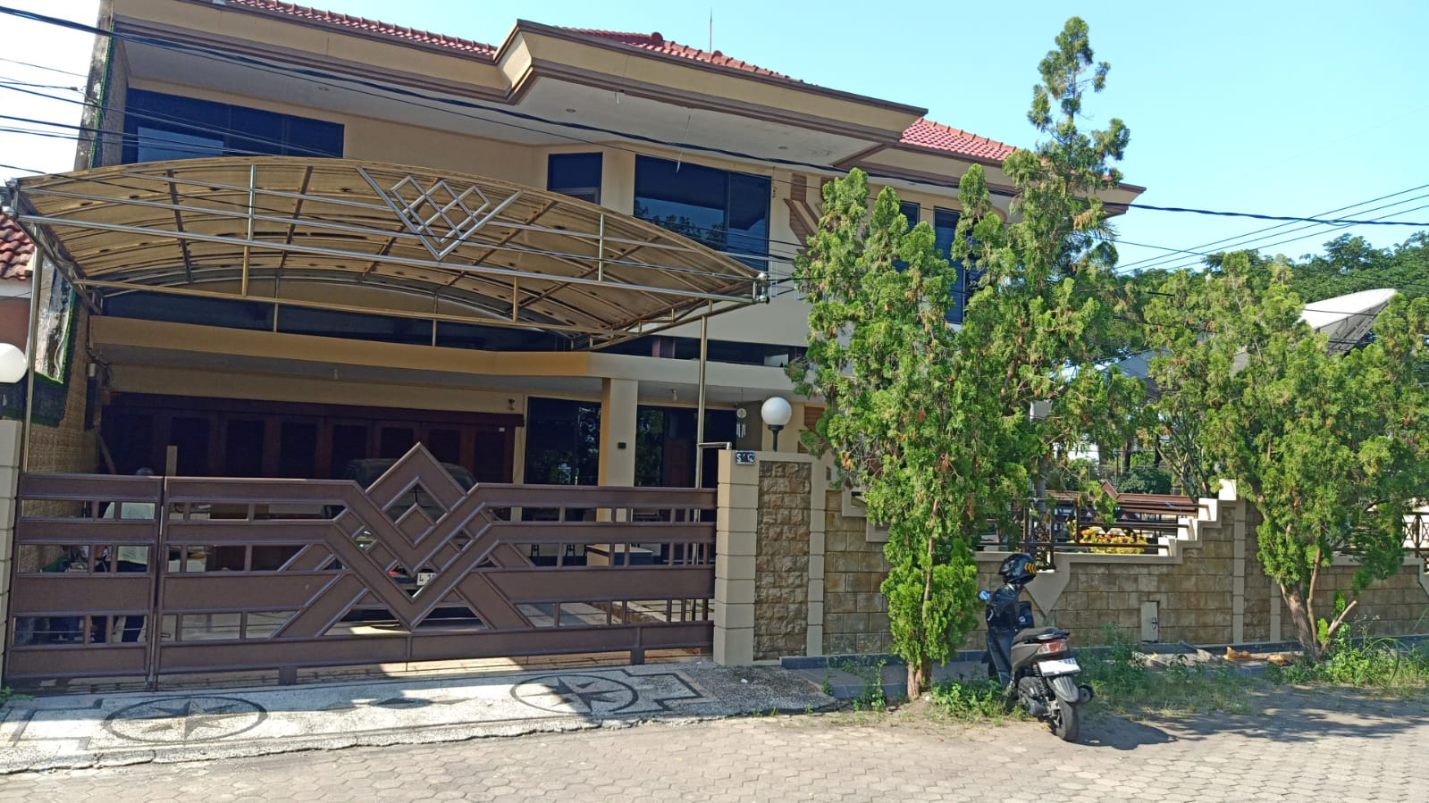 Dijual/Disewakan Rumah Mewah Hook Lokasi Strategis di Wiyung Surabaya Selatan - Image 1