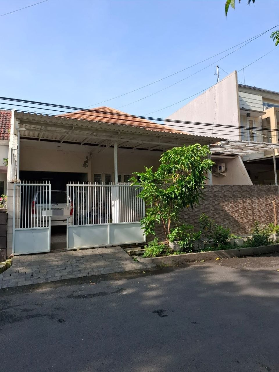 Dijual Rumah 1 Lantai Semi Furnished Manyar Tirtomoyo Lokasi Strategis Surabaya Timur - Image 1