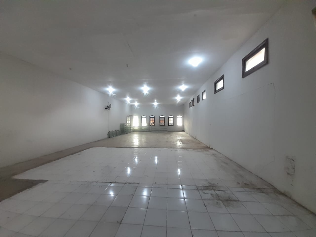 Disewakan Ruko 2 Lantai Lokasi Strategis di Raya Kutai Surabaya Pusat - Thumbnail 3