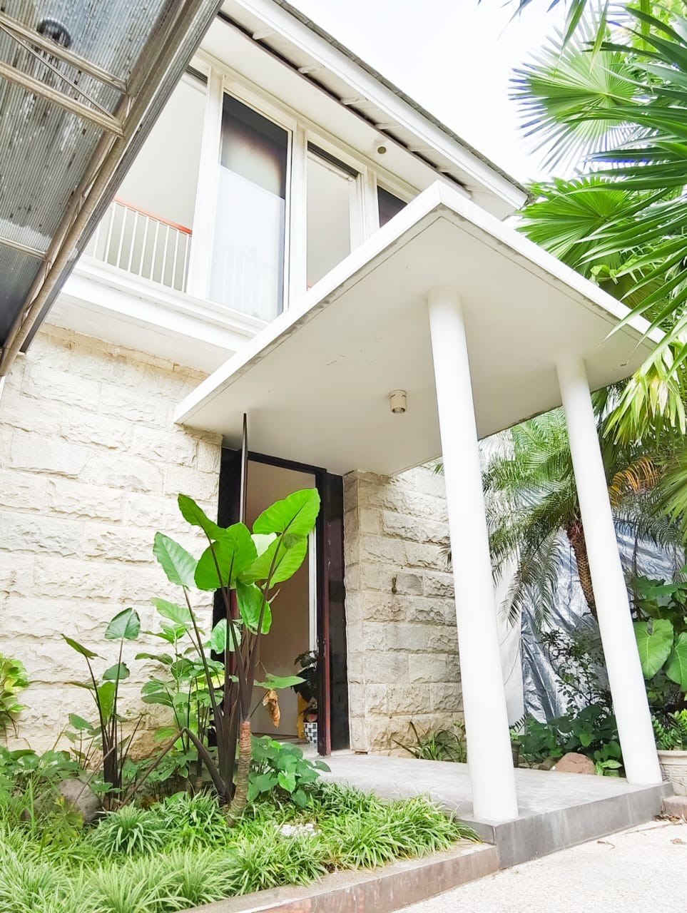 Dijual Rumah Mewah Siap Huni di Kawasan Royal Park Surabaya Barat - Thumbnail 3