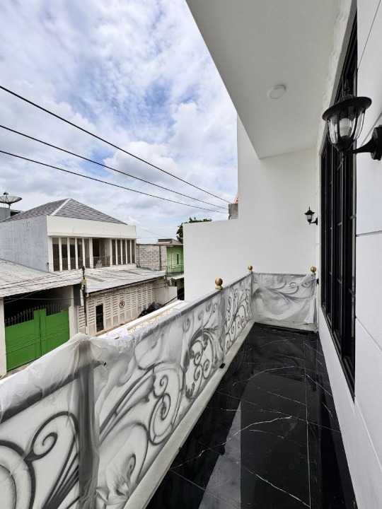 Dijual Rumah Baru 2 Lantai Mewah Siap Huni di Wilayah Babatan Pantai Surabaya Timur - Thumbnail 4