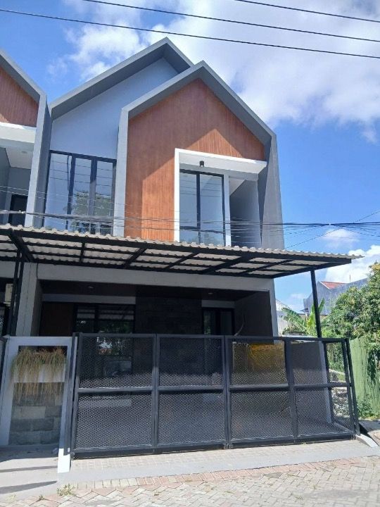 Dijual Rumah Modern Baru Gress di Jalan Manyar Tirtoyoso Utara Surabaya Timur - Image 1
