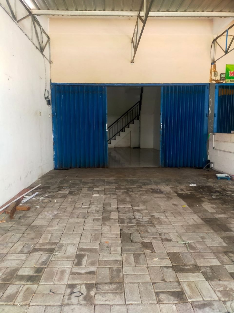 Disewakan Ruko Strategis di Jalan Raya Tenggilis Surabaya Timur - Thumbnail 2