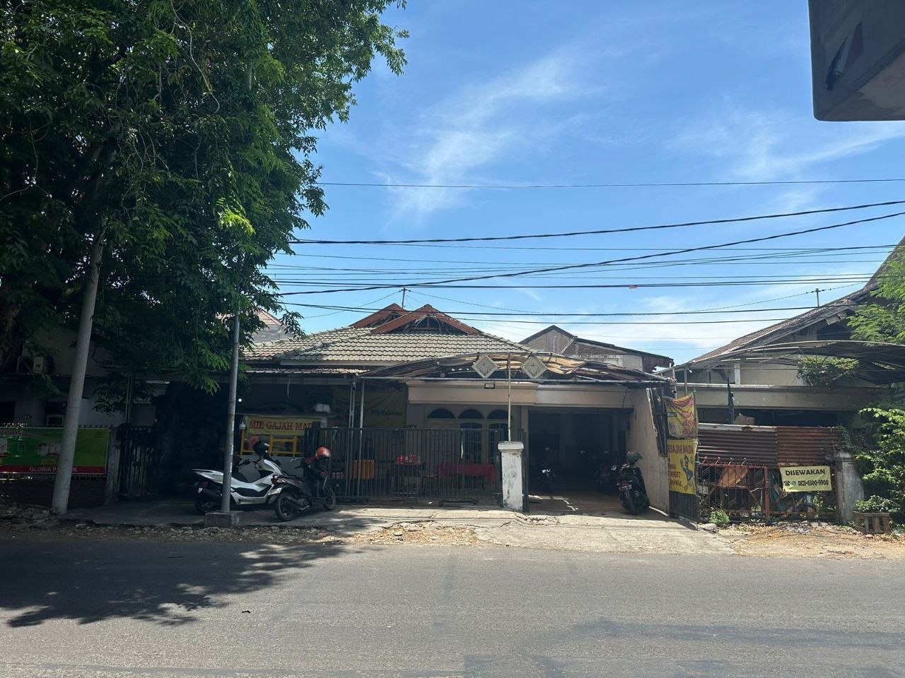 Disewakan Rumah Strategis di Jalan Raya Taman Asri Pondok Tjandra Sidoarjo - Image 1