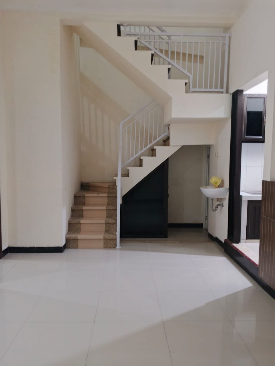 Dijual Rumah Siap Huni di Jalan Karah Tama Asri Surabaya Selatan - Thumbnail 2