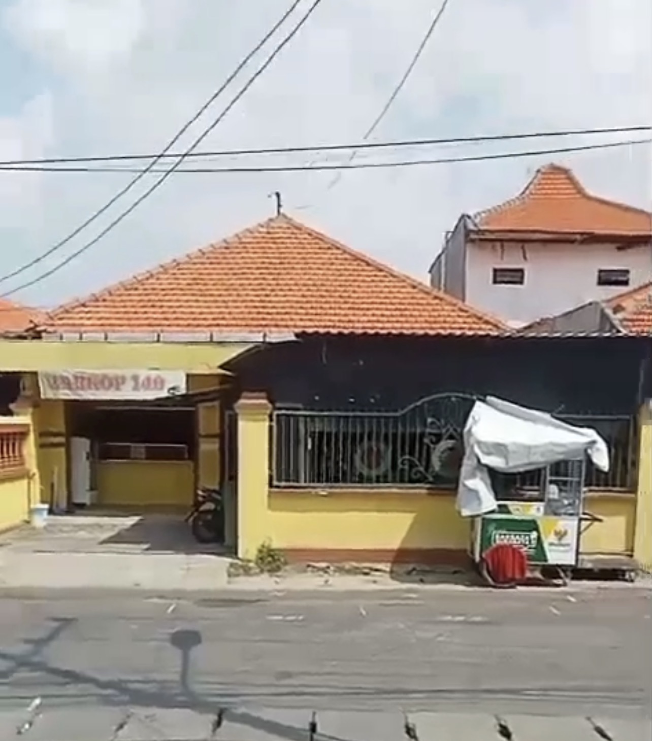 Dijual Rumah Hitung Tanah dengan Kos Aktif di Jalan Kedung Baruk Surabaya Timur - Image 1