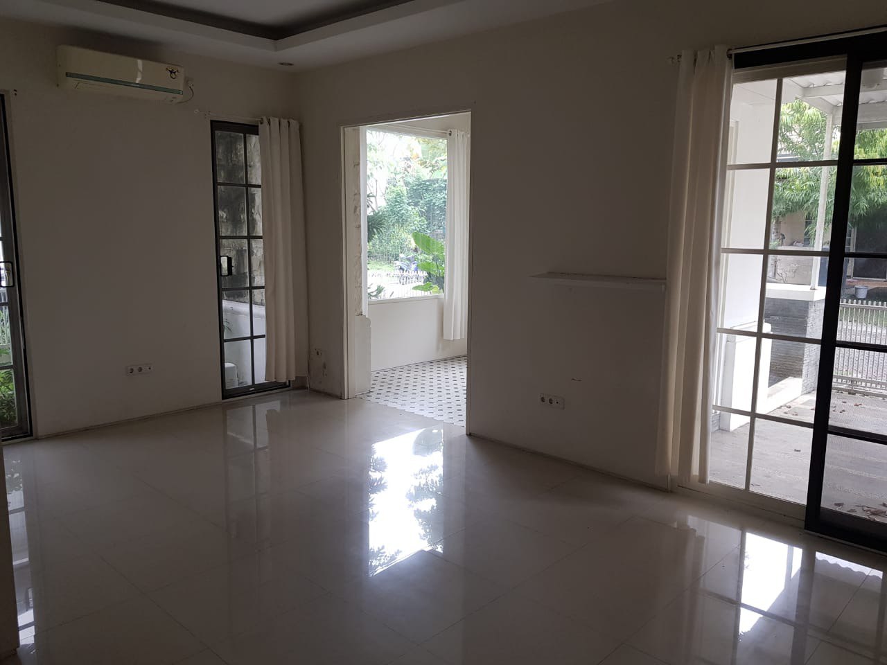 Dijual Rumah Elit Dengan Harga Menarik di Perumahan Vila Valesia, Pakuwon Indah Surabaya Barat - Image 1