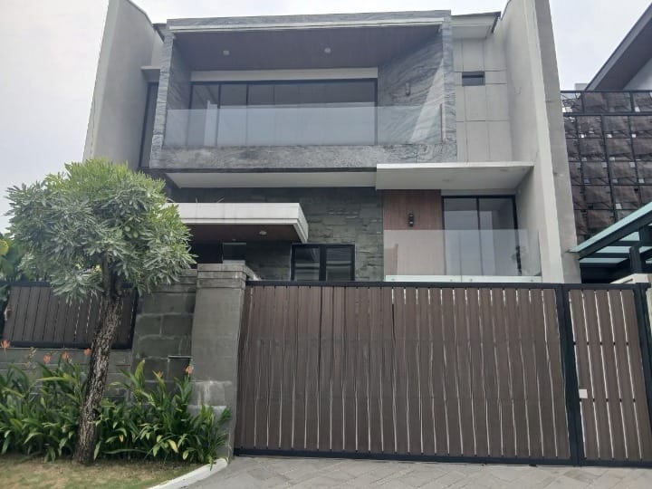 Jual Rumah Mewah Baru 2 Lantai Lokasi Strategis di Woodland Lokasi Citraland Surabaya Barat - Image 1