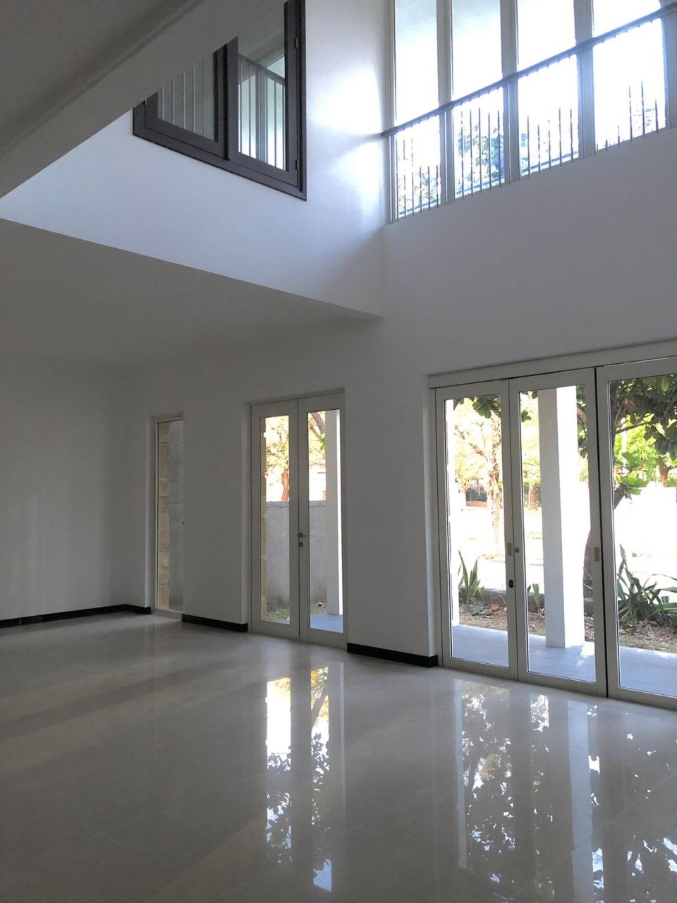 Dijual Rumah Mewah Hook Siap Huni di Diamond Hill Citraland Surabaya Barat - Thumbnail 2