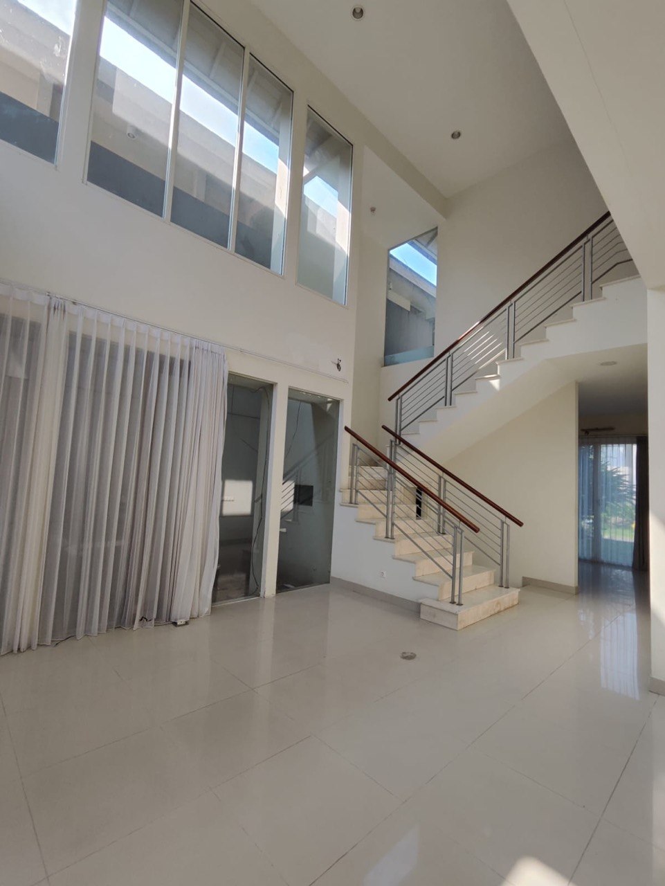 Disewakan Rumah Mewah 2 Lantai Siap Huni di Diamond Hill Citraland Surabaya Barat - Thumbnail 2