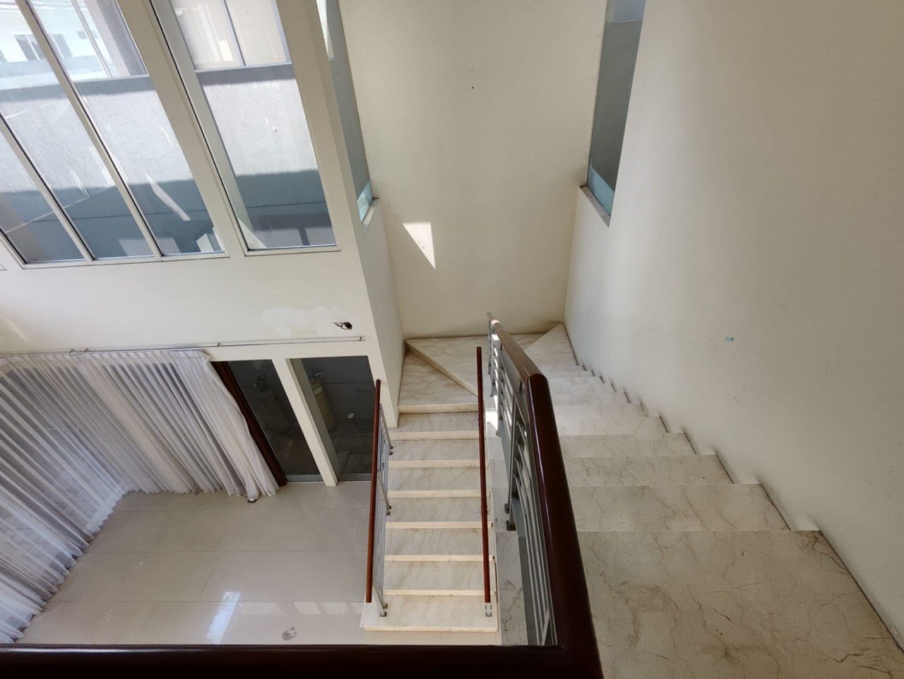 Disewakan Rumah Mewah 2 Lantai Siap Huni di Diamond Hill Citraland Surabaya Barat - Thumbnail 5
