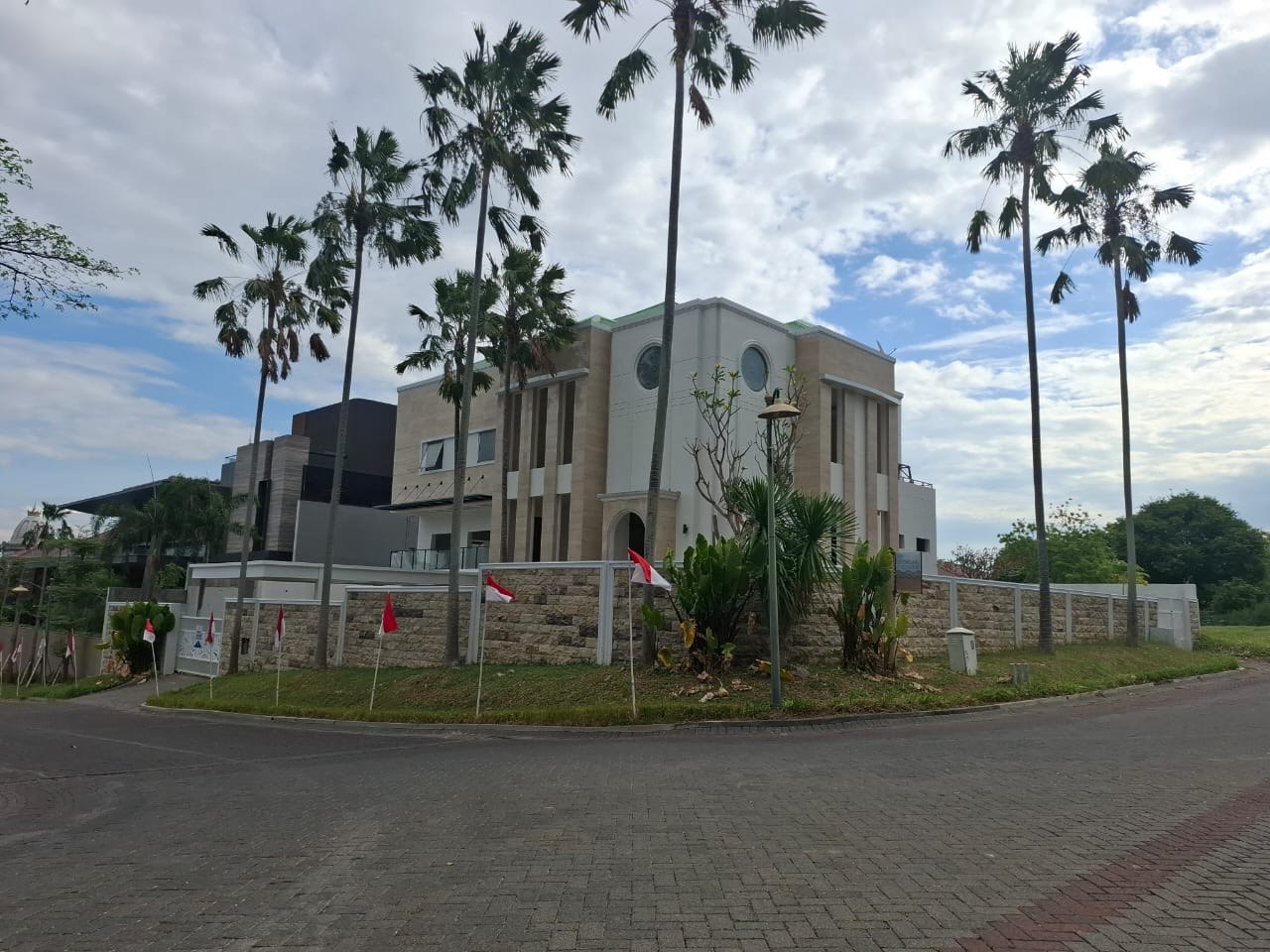 Jual Rumah Super Mewah 2 Lantai Lokasi Premium Elite di Puncak Golf Citraland Surabaya Barat - Image 1