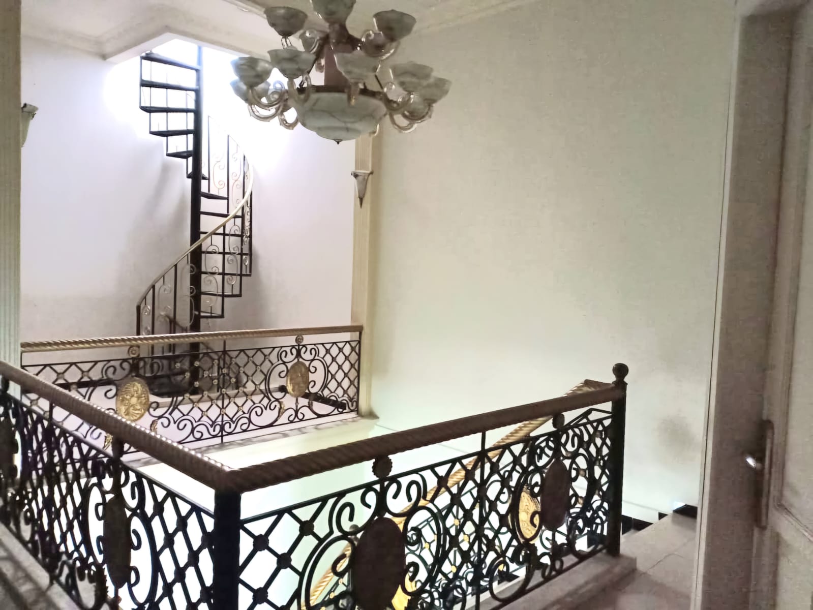 Jual Rumah Classic 2 Lantai Mewah di Puri Widya Kencana Citraland Surabaya Barat - Thumbnail 2