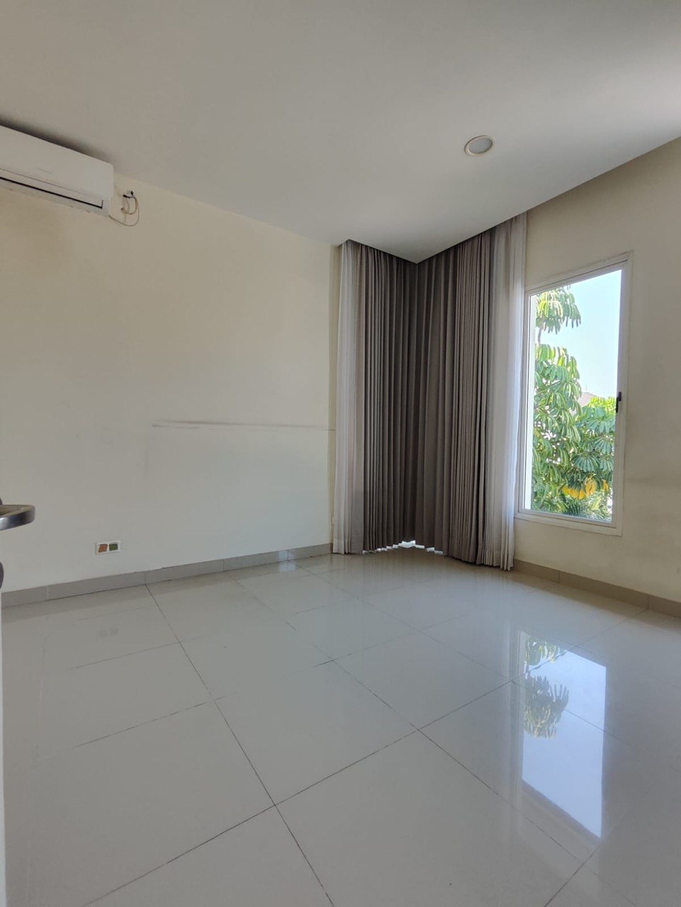 Disewakan Rumah Mewah 2 Lantai Siap Huni di Diamond Hill Citraland Surabaya Barat - Thumbnail 6