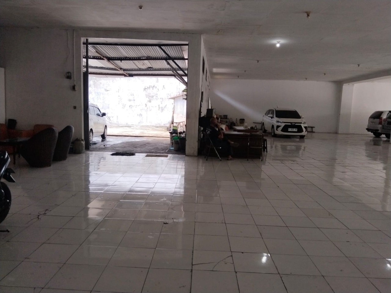 Dijual Gedung/Showroom Strategis Murah di Jalan A Yani, Malang - Image 1