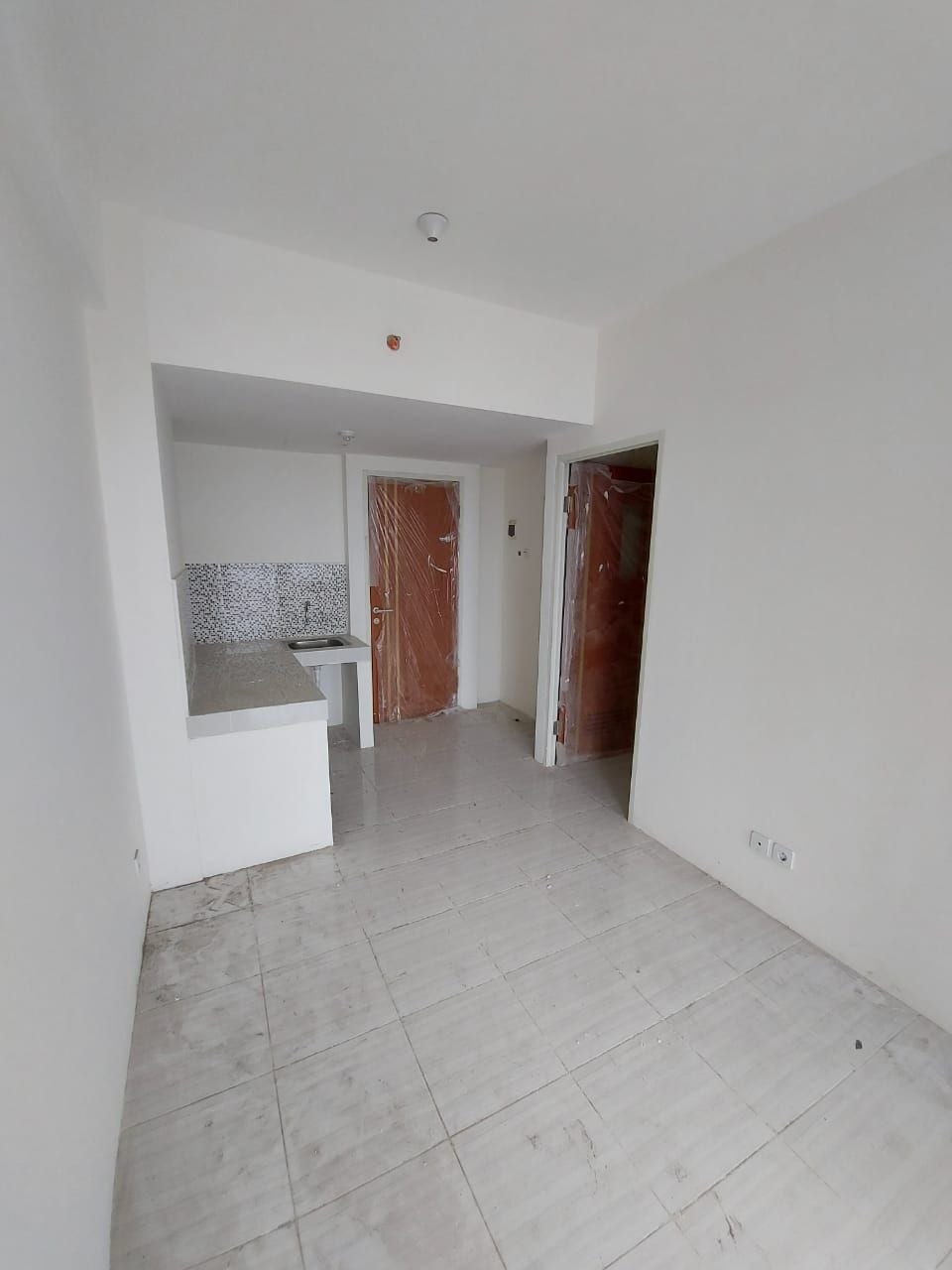 Disewakan Apartemen Strategis 2BR di Puncak CBD Surabaya Barat - Image 1