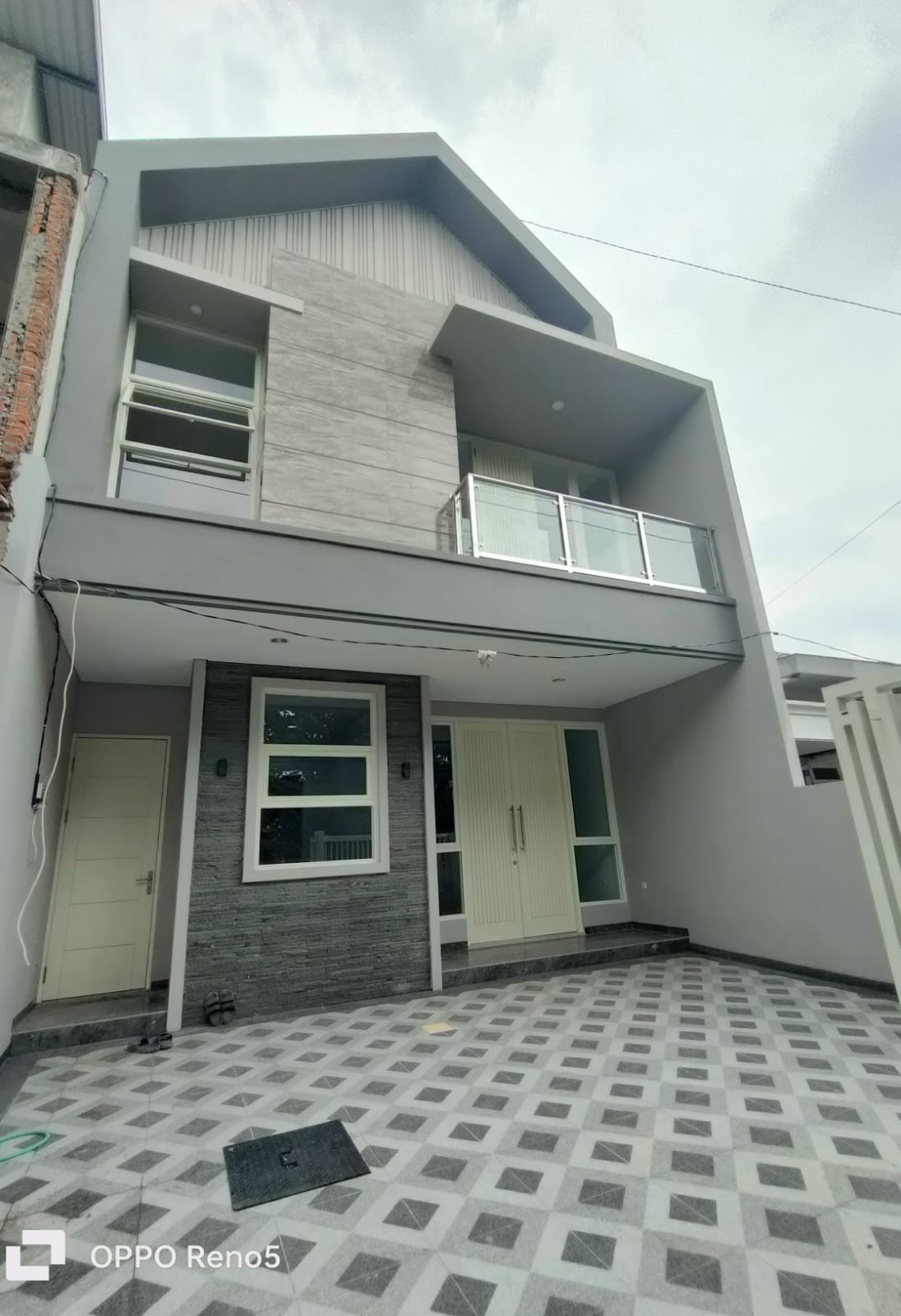 Dijual Rumah Elite 2 Lantai di Jalan Manyar Tirtoyoso, Surabaya Timur - Thumbnail 2