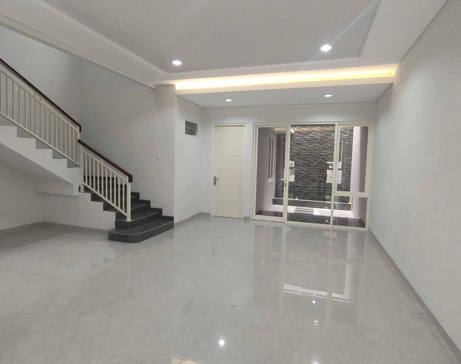 Dijual Rumah 2 Lantai Jalan Elite Lokasi Strategis Manyar Tirtoyoso Surabaya Timur - Thumbnail 3