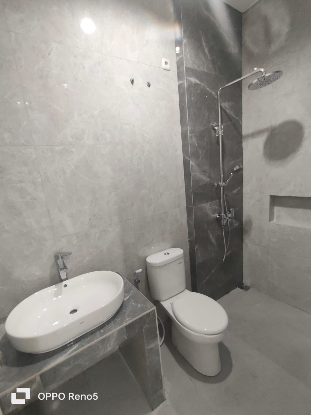 Dijual Rumah 2 Lantai Jalan Elite Lokasi Strategis Manyar Tirtoyoso Surabaya Timur - Thumbnail 7