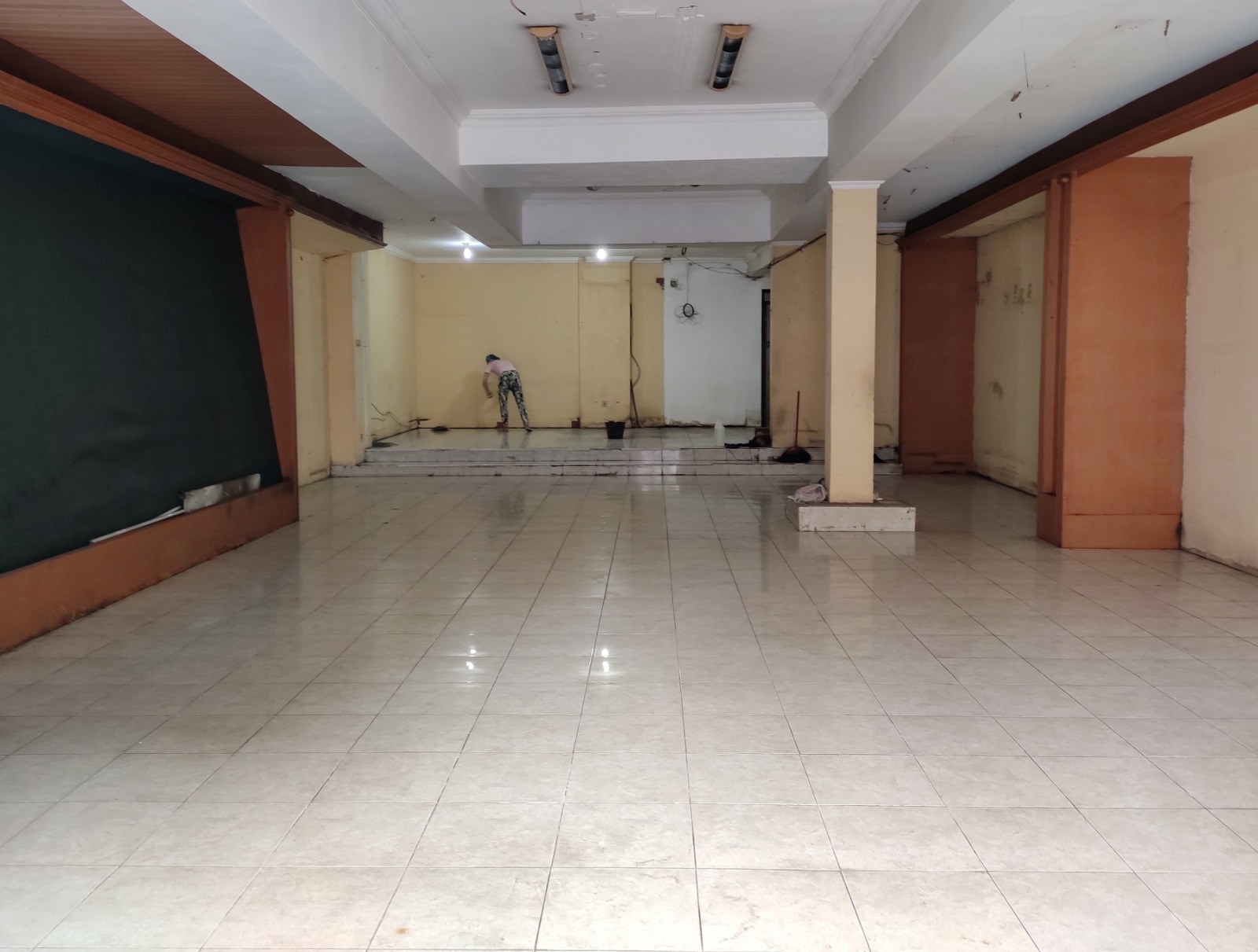 Disewakan Ruko Luas Sentra Bisnis di Jalan Baliwerti, Surabaya Pusat - Thumbnail 2