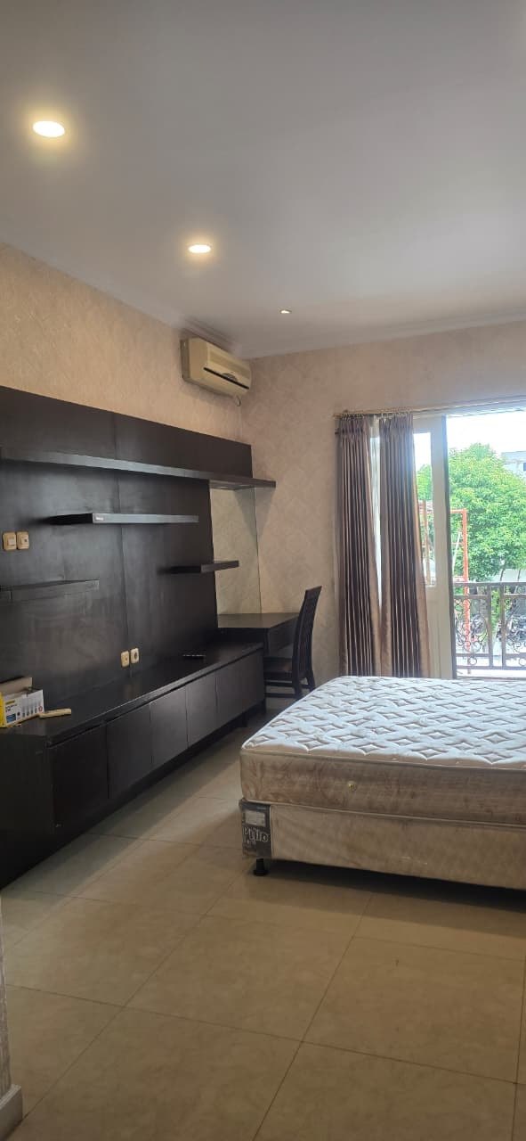 Disewakan Rumah Siap Huni di Royal Park Citraland Surabaya Barat - Image 1