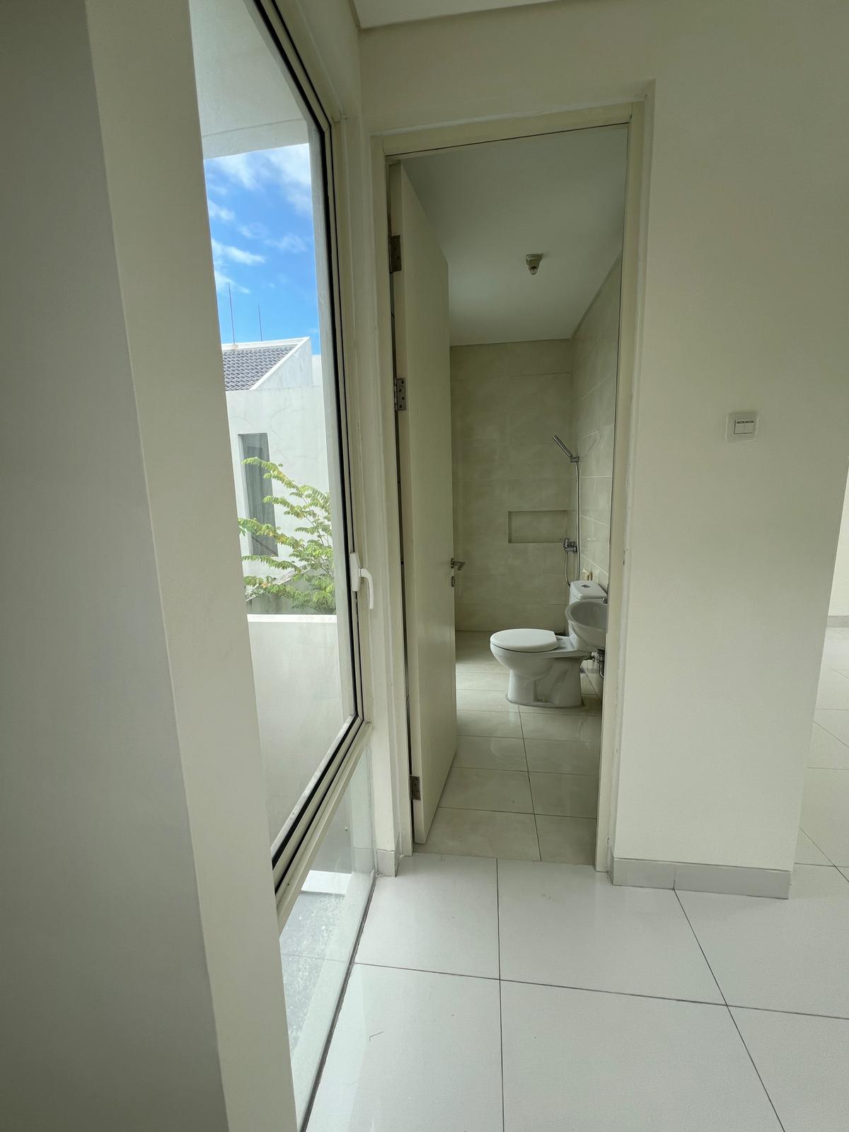 Dijual Rumah Modern di Grand Pakuwon Adelaide Surabaya Barat - Thumbnail 5