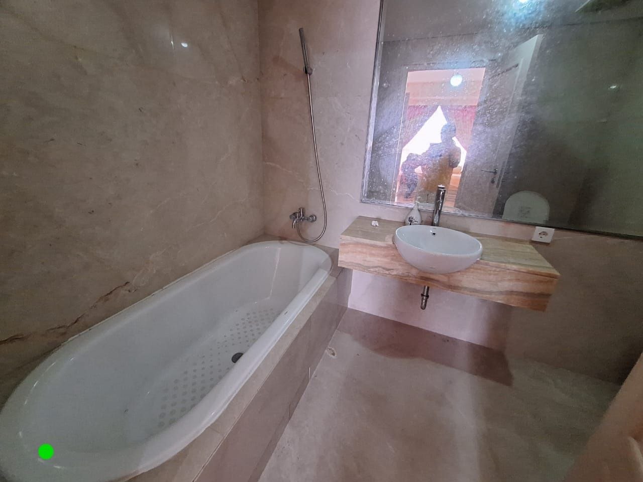 Dijual Apartemen Mewah Full Furnished di The Peak Tunjungan Plaza Surabaya Pusat - Thumbnail 3
