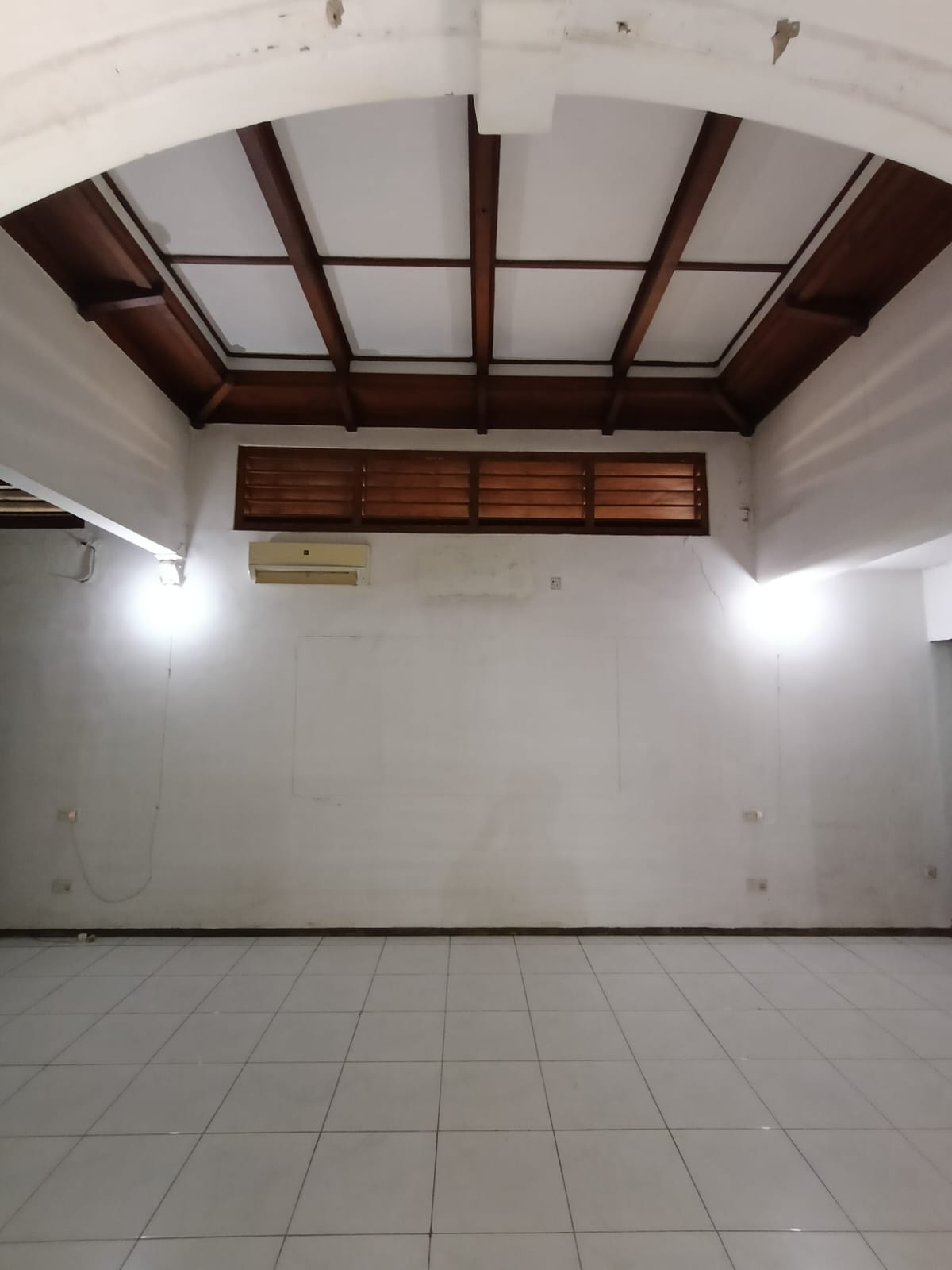 Disewakan Rumah Luas Komersial di Kawasan Polisi Istimewa, Tegalsari, Surabaya Pusat - Thumbnail 2