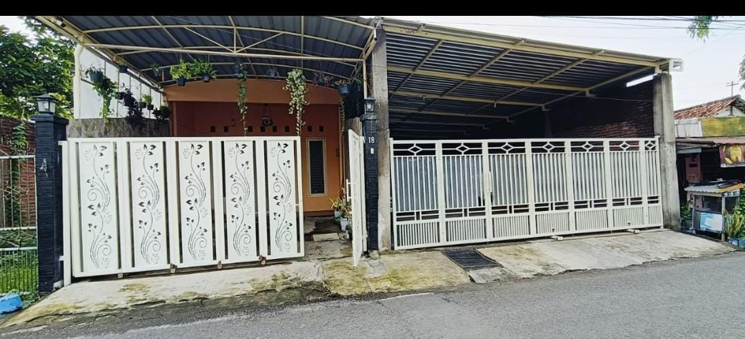 Dijual Rumah 2 Lantai dengan Lahan Parkir Luas Kawasan Siwalankerto, Surabaya Selatan