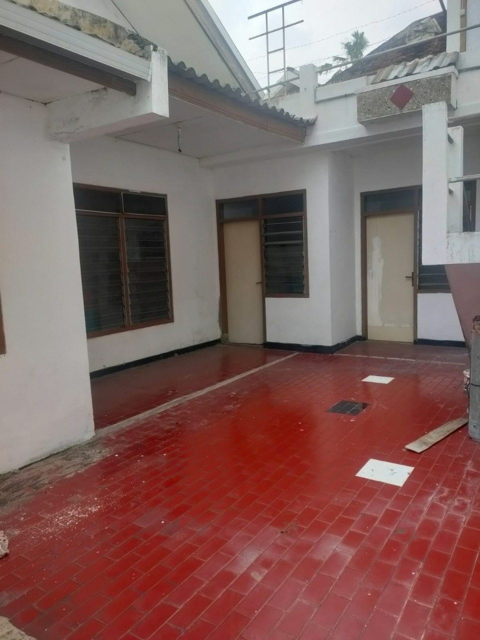 Disewakan Rumah Modern Nyaman Strategis di Babatan Mukti Surabaya Barat - Thumbnail 2