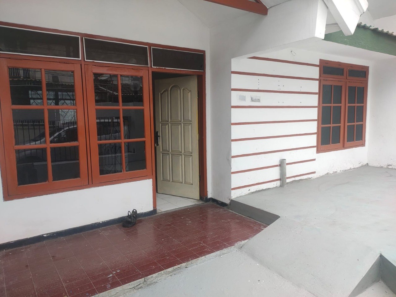 Disewakan Rumah Modern Nyaman Strategis di Babatan Mukti Surabaya Barat - Thumbnail 6