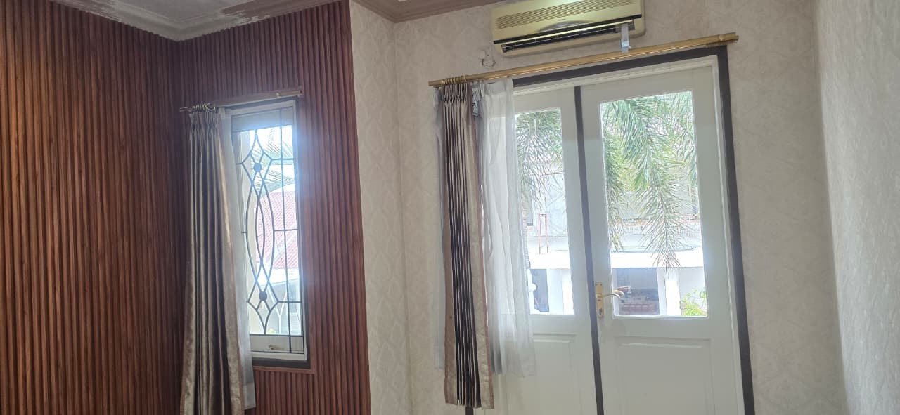 Disewakan Rumah Siap Huni 2 lantai Lokasi Strategis Cluster Depan Royal Park Citraland Surabaya Barat - Thumbnail 2