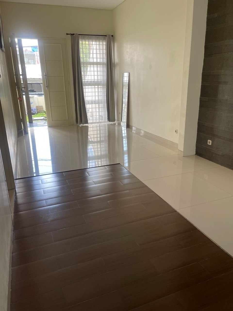 Dijual Rumah Cantik Strategis Semi Furnish di Wilayah Darmo Permai Selatan Surabaya Barat - Thumbnail 5
