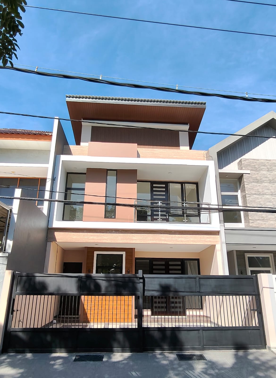Dijual Rumah Baru Lokasi Strategis di Manyar Tirtoyoso Surabaya Timur - Image 1