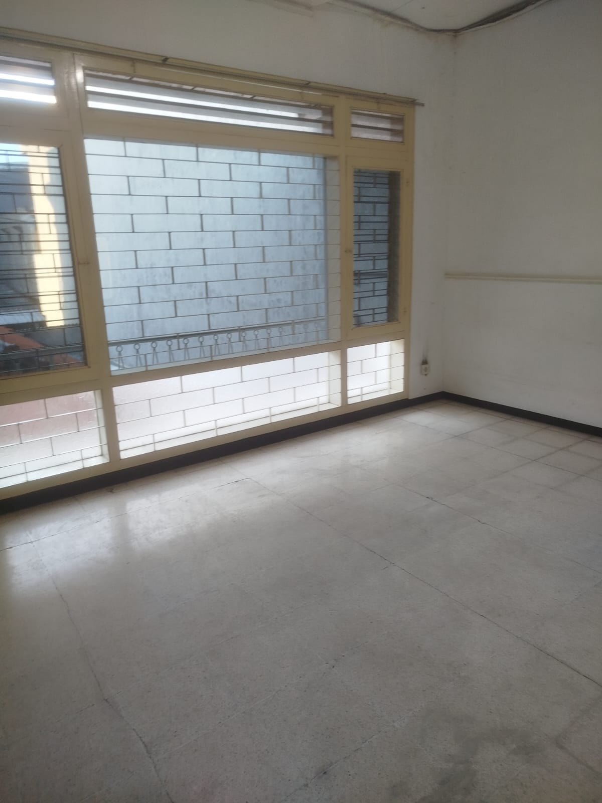 Dijual Rumah 2 Lantai Dekat Tunjungan Plaza di Kedungdoro, Tegalsari, Surabaya Pusat - Thumbnail 4